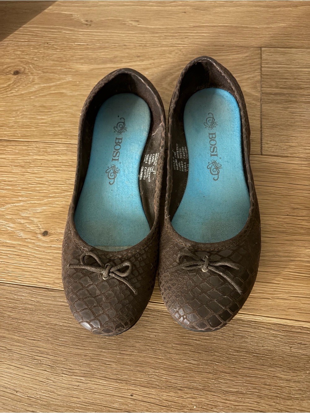 Bosi Women's Brown Textured Ballet Flats with Bow Accent